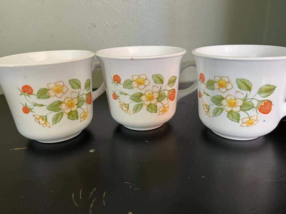 Vintage Corelle by Corning Strawberry Sundae Coffee Mugs Set of 3